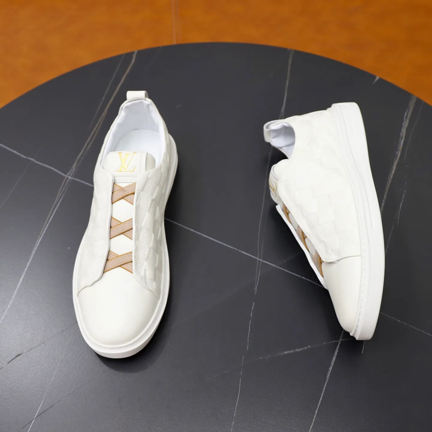 Ex-factory price: 442💰🙅‍♂️🙅‍♂️🙅‍♂️ Brand: LV Louis Vuitton Standard code: 38-44 (45 customized) Grade: Same as the official website Material: Original cowhide material stitching Comfortable and breathable sheepskin lining Lightweight and wear-resistant sports outsole Style category: Men's fashionable casual shoes Running sneakers Distinguished luxury brand elements Top luxury color: actual picture color
